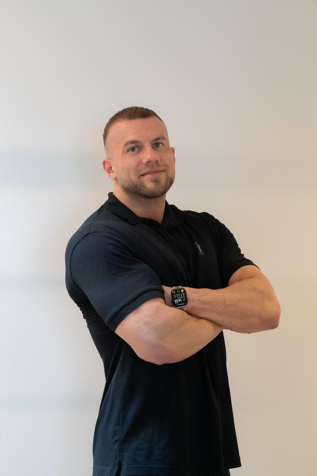 Janik Nölter Coach für Frauen und Männer bei YSFitness – für gezielte Körperfettreduktion, Dein Wunschgewicht, effektiven Muskelaufbau, allgemeine Fitness und Schmerzfreiheit im Alltag sowie Golffitness